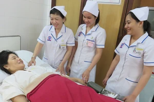 Sự tận tình chăm sóc của cán bộ y tế Bệnh viện Triều An giúp người bệnh an tâm điều trị
