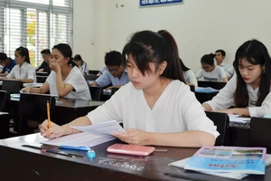 Thí sinh làm bài thi kỳ thi THPT quốc gia 2017 tại cụm thi An Giang