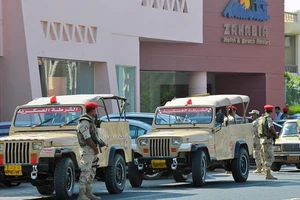 Lực lượng an ninh tại khách sạn Zahabia ở Hurghada, nơi 2 du khách Đức bị đâm chết ngày 14-7-2017. Ảnh: EPA