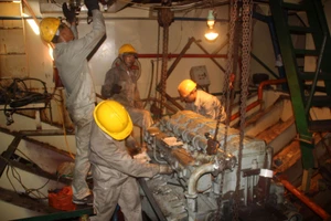 Sự cố tàu vỏ thép: Doanh nghiệp bóc 3 máy tàu hàng “chợ”, thay lại máy chính hãng