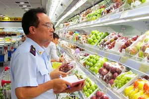 Cơ quan chức năng tổ chức kiểm tra thực phẩm tại một siêu thị ở Hà Nội