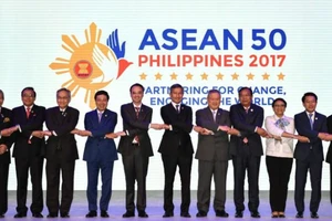 Các Ngoại trưởng chụp ảnh chung tại lễ khai mạc Hội nghị AMM lần thứ 50 ở Manila, Philippines ngày 5-8. Ảnh: REUTRES
