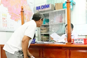 Một người dân đến UBND phường Phước Long B làm thủ tục đăng ký cấp GCN nhà, đất lần đầu