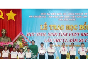 Phó bí thư Thường trực Tỉnh ủy, Chủ tịch HĐND tỉnh Trần Tuệ Hiền trao học bổng cho học sinh vượt khó học tốt