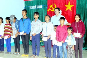 Các học sinh hộ nghèo người dân tộc Chăm ở xã Cà Lúi (huyện Sơn Hòa, tỉnh Phú Yên) nhận học bổng của Báo SGGP. Ảnh: VÂN KHANH