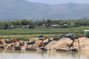 Một bãi tập kết cát bên dòng sông Thu Bồn đoạn qua địa bàn huyện Đại Lộc