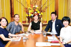 Họa sĩ Trần Thanh Cảnh (thứ hai từ trái qua) tại cuộc thi Vietart Today 2016 