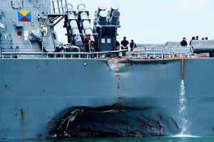 Vụ va chạm khiến cho tàu khu trục USS John S. McCain bị móp một lỗ lớn bên mạn trái, 10 thủy thủ trên tàu thiệt mạng. Ảnh: wired.com