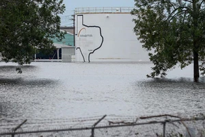 Nhà máy hóa chất Arkema SA bị nước lũ bao vây. Ảnh: AP