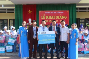 Đại diện Fubon Life Việt Nam trao quà ngày khai giảng cho các em có hoàn cảnh khó khăn