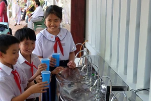 Tặng hệ thống máy lọc nước cho học sinh