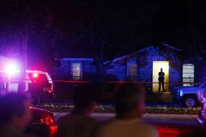 Cảnh sát đến hiện trường vụ nổ súng ở vùng ngoại ô Plano, phía Bắc thành phố Dallas, Mỹ. Ảnh: AP