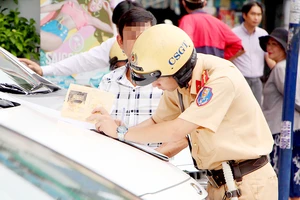 Cảnh sát giao thông xử lý vi phạm trên đường Nguyễn Thị Minh Khai (quận 1, TPHCM)