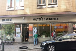 Một cửa hàng bán bánh mì Việt ở thành phố Malmo (Thụy Điển)