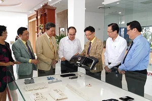 Bín thư Thành ủy TPHCM nghe giới thiệu sản phẩm của Công ty CP Công nghiệp hỗ trợ Minh Nguyên 