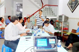 Anh Nguyễn Hoàng Chương (đứng) phát biểu tại buổi lượng giá mô hình Nuôi cá đĩa thương phẩm tại gia đình anh