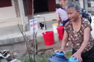 VIDEO: Người dân Hà Tĩnh “khát” nước sạch sau bão số 10