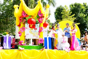 Xe hoa diễu hành với chú Cuội, chị Hằng, Thỏ Ngọc tại Công viên Văn hóa Đầm Sen