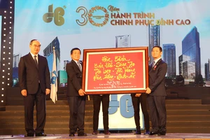 Ông Nguyễn Thiện Nhân, Ủy viên Bộ Chính trị, Bí thư Thành ủy TPHCM trao bích chương lưu niệm cho Lãnh đạo Công ty CP Tập đoàn Xây dựng Hòa Bình
