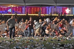  Các nạn nhân hoảng loạn tìm nơi trú ẩn trong vụ xả súng ở Las Vegas ngày tối 1-10 