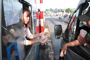  Tài xế sử dụng tiền lẻ qua trạm thu phí BOT tuyến tránh Biên Hòa vào sáng 5-10