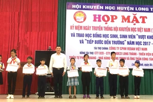 Vedan Việt Nam trao học bổng cho học sinh, sinh viên vượt khó học tập và tiếp sức đến trường năm 201