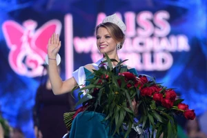 Aleksandra Chichikova - nữ sinh viên 23 tuổi người Belarus đăng quang cuộc thi Hoa hậu ngồi xe lăn thế giới lần thứ nhất