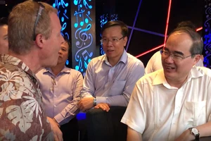 VIDEO: Một câu chuyện thú vị giữa Bí thư Thành ủy Nguyễn Thiện Nhân và du khách nước ngoài