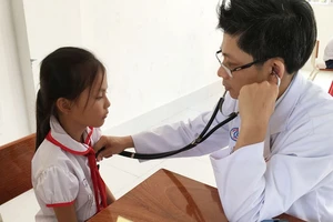 Bác sĩ Lê Thành Khánh Vân khám sàng lọc cho các bé bị bệnh tim tại tỉnh Bến Tre
