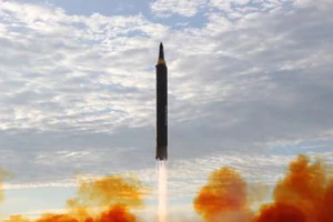 Tên lửa Hwasong-12 của Triều Tiên được phóng từ một địa điểm bí mật ngày 17-9. Ảnh: YONHAP