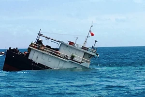 Quảng Ninh: Va chạm liên hoàn trên biển, 1 tàu chờ than bị chìm 