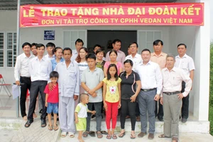 Lãnh đạo UBND xã và Vedan Việt Nam trao nhà tặng 3 hộ