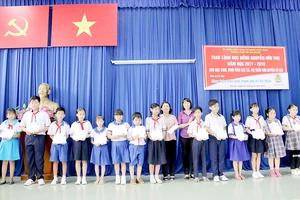 Trao học bổng Nguyễn Hữu Thọ năm học 2017-2018 giúp học sinh nghèo huyện Củ Chi