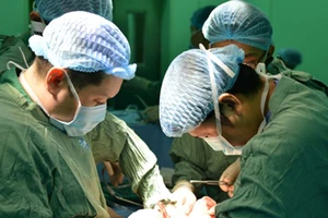 Phẫu thuật lấy khối bướu hiếm gặp ở trẻ sơ sinh 