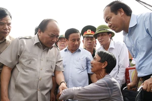Thủ tướng thăm hỏi, động viên người dân bị thiệt hại do bão số 10 vào tháng 9 vừa qua tại Hà Tĩnh. Ảnh: VGP
