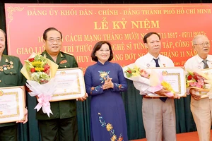 Trưởng ban Tuyên giáo Thành ủy TPHCM Thân Thị Thư trao huy hiệu 40 năm, 45 năm tuổi đảng cho các đồng chí đảng viên. Ảnh: VIỆT DŨNG