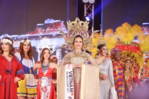 Đỗ Trần Khánh Ngân đăng quang Hoa hậu Hoàn Cầu 2017