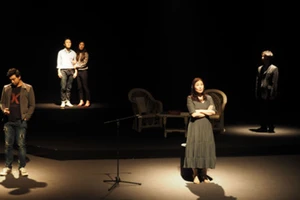 Đoàn kịch Jigeum chiếm được tình cảm của khán giả khi dàn dựng nhạc kịch "Bến bờ xa lắc" phiên bản tiếng Hàn