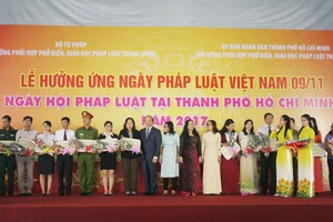 Thứ trưởng Bộ Tư pháp Phan Chí Hiếu tặng hoa cho các tập thể, cá nhân tích cực tham gia hưởng ứng Ngày Pháp luật Việt Nam 9- 11