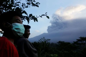 Núi lửa phun trào, hàng nghìn du khách mắc kẹt tại đảo Bali