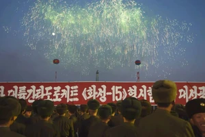 Dân chúng Triều Tiên tuần hành mừng sự kiện "hoàn thiện kho vũ khí hạt nhân"