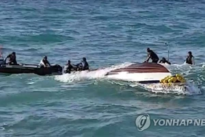 Lực lượng Bảo vệ bờ biển Hàn Quốc đang thực hiện các hoạt động cứu nạn. Ảnh: Yonhap