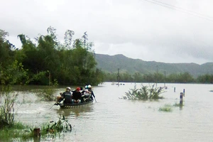 Phú Yên: Nước ngập sâu, nhiều vùng người dân phải bơi sõng câu