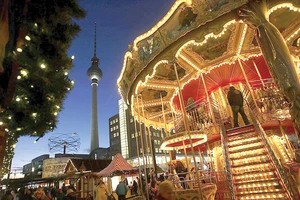 Chợ Alexanderplatz rực rỡ sắc màu Giáng sinh
