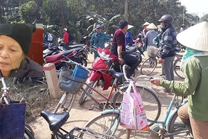 Bà Xuân (ảnh nhỏ) và khu vực phát hiện thi thể cháu bé ở phường Đông Sơn, thị xã Bỉm Sơn, Thanh Hóa