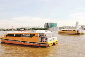 Buýt sông chạy trên sông Sài Gòn