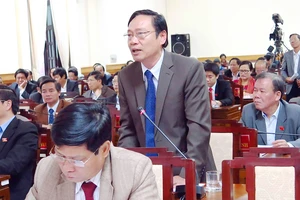 Đại biểu Huỳnh Cư (tỉnh Thừa Thiên - Huế) chất vấn về khai thác cát sỏi trên sông Hương. Ảnh: Thái Bình