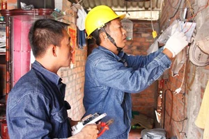 Sửa chữa hệ thống điện miễn phí cho hộ nghèo