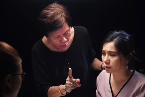 Biên kịch Việt Linh đang hướng dẫn diễn viên trong phim "Ở đây có nắng"