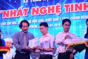 Ông Lê Quốc Phong (thứ 2 từ trái qua) luôn quan niệm sống thì phải cho đi. Ảnh: Phan Nam
